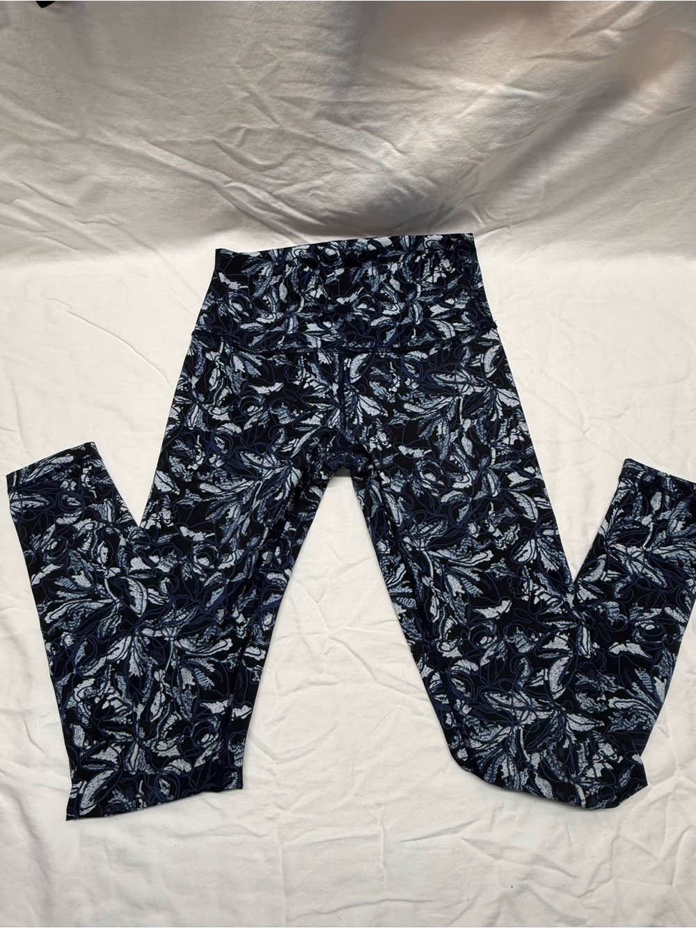Lululemon Size 6 Black Blue Floral High Rise Full Length Leggings